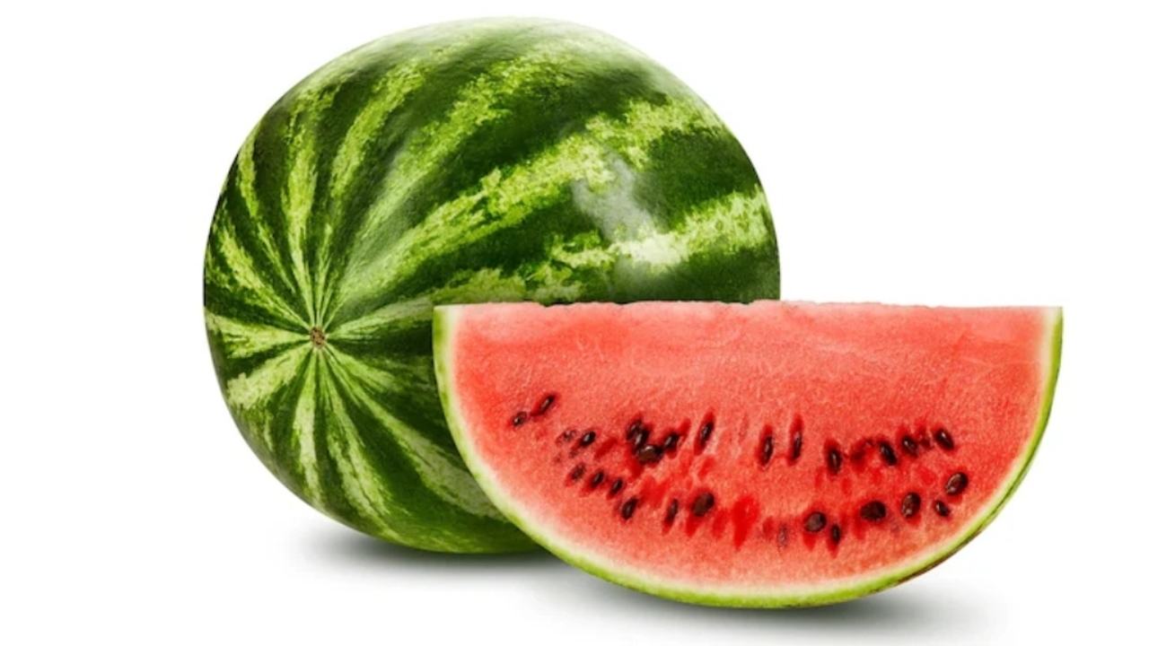 Cuaca Panas dan Mudah Haus? Coba Konsumsi Semangka, Ini Manfaatnya