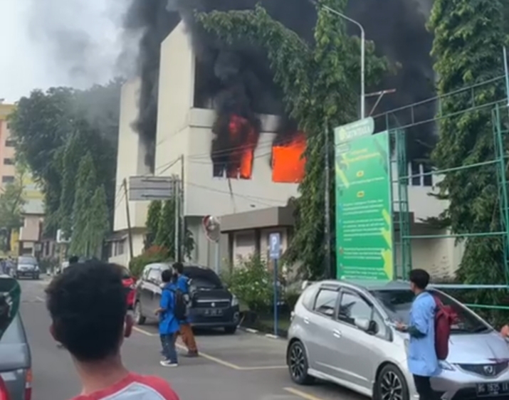 Api Berkobar di Gedung Utama Politeknik Sriwijaya Palembang