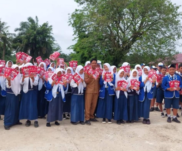 Ratusan Siswa Jenjang SDN dan SMPN di Kabupaten Banyuasin Terima Bantuan Buku Tulis