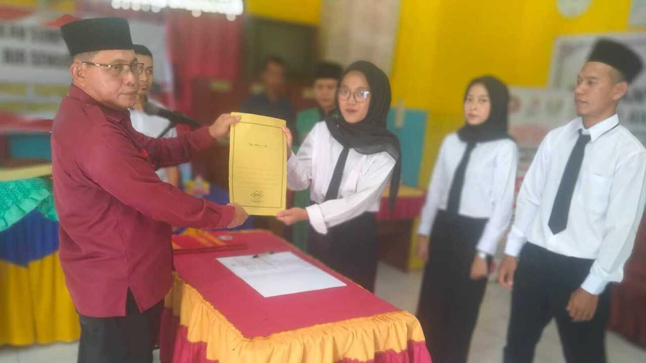 Kades Air Senggeris Ardiansyah Lantik 3 Perangkat Desa. 