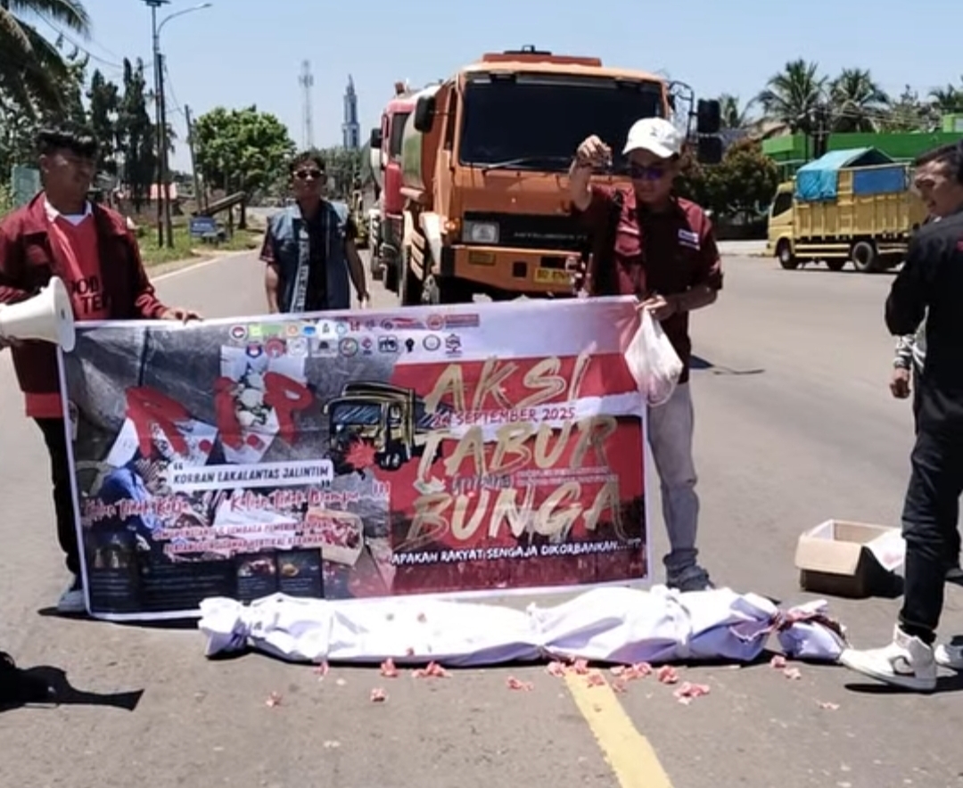 Jalan Rusak Menelan Korban Jiwa, Pemuda Banyuasin Gelar Aksi Tabur Bunga 