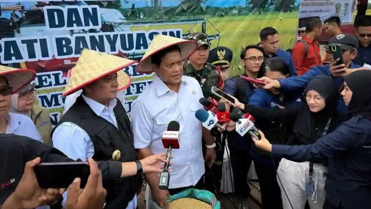 Wakil Menteri Transmigrasi Kunjungi Banyuasin dan Beri Bantuan Senilai 100 juta . 