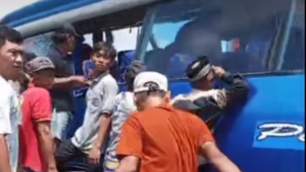 BREAKING NEWS: Kereta Api Lampung-Palembang Sambar Bis Pariwisata di Martapura Sumsel