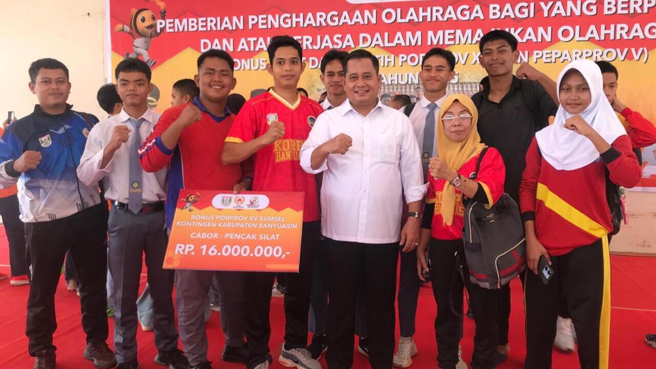 Prestasi Membanggakan! Atlet dan Pelatih Pencak Silat Terima Bonus dari Bupati Banyuasin