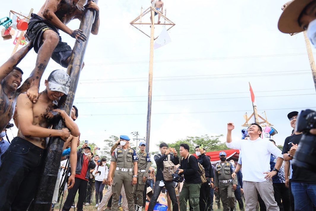 Lomba Panjat Pinang 77 Pohon Semakin Meriah Dihadiri Gubernur Herman Deru