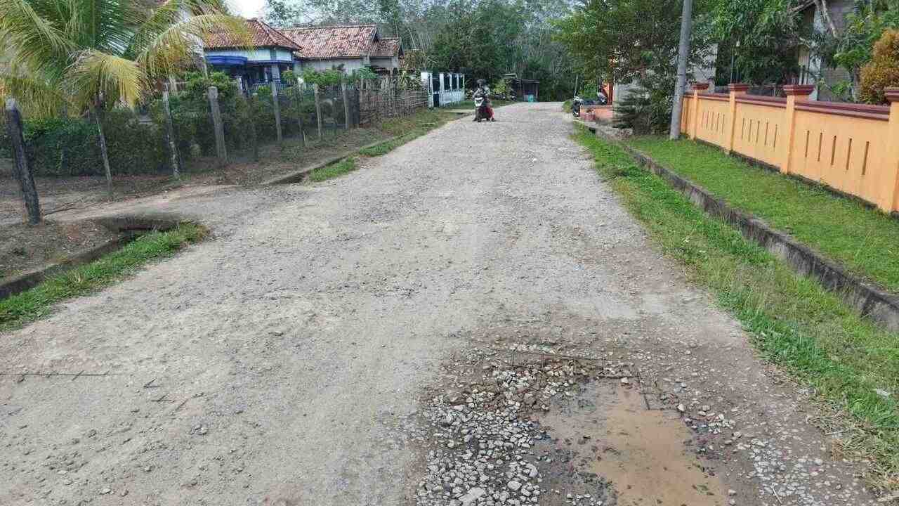 Jalan Manggus Rusak Berlubang, Warga Resah dan Harapkan Perhatian Pemerintah
