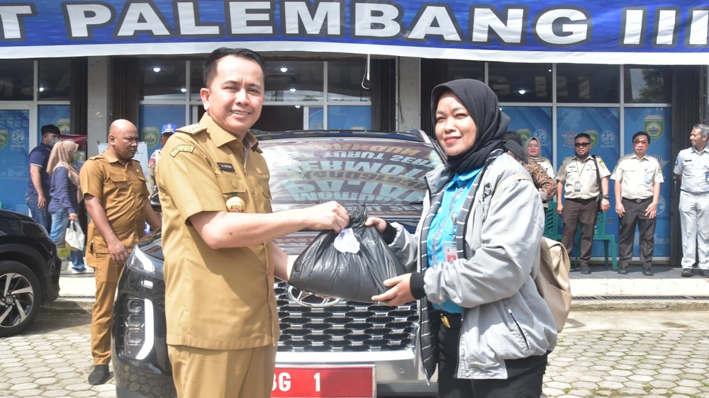 Warganya Taat Membayar Pajak Kendaraan, Pj Gubernur Sumsel Berikan Paket Sembako