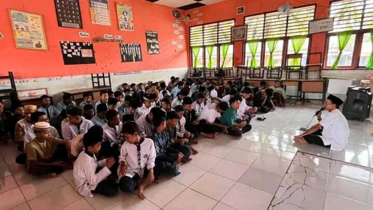 Pesantren Ramadan di SMPN 1 Muara Sugihan Diisi Kegiatan Shalat Dhuha dan Tadarusan
