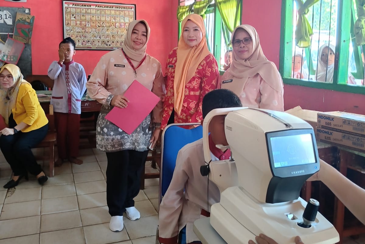 Dinas Sosial Banyuasin Bersama DWP Gelar Bakti Sosial Pemeriksaan Mata Gratis di Sekolah
