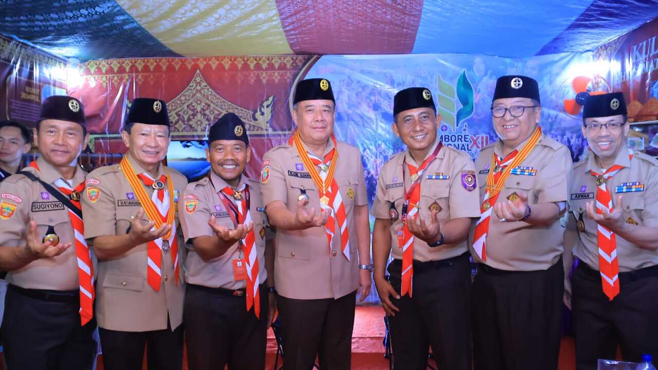 Cik Ujang Terima Lencana Melati pada Ulang Janji Hari Pramuka ke-65 di Cibubur