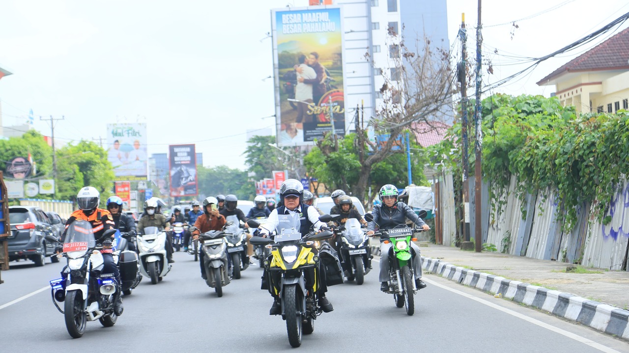 Motoran ke Banyuasin, Herman Deru Turun Langsung Tanam Padi hingga Safari Jumat