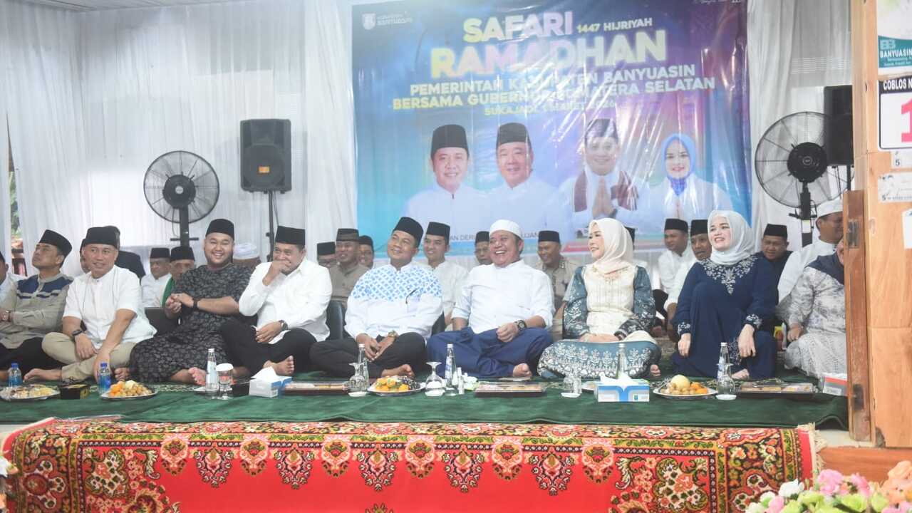 Safari Ramadhan di Banyuasin, Herman Deru Serahkan Santunan