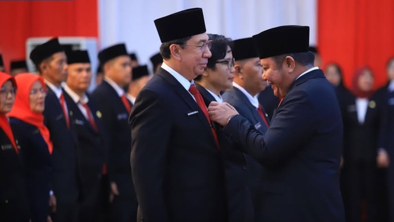 Herman Deru Serahkan Satyalancana Karya Satya kepada 491 PNS Sumsel