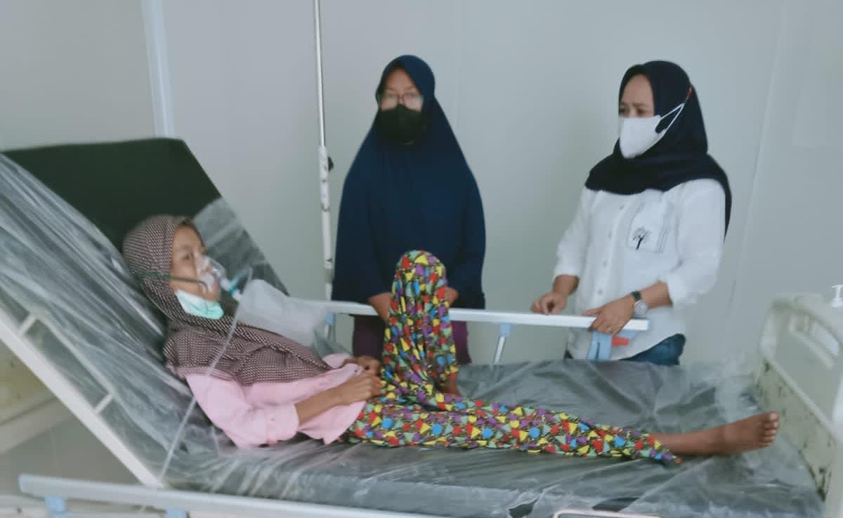 Menderita TB, Darul Qutni Bawa Rika ke RSUD Banyuasin
