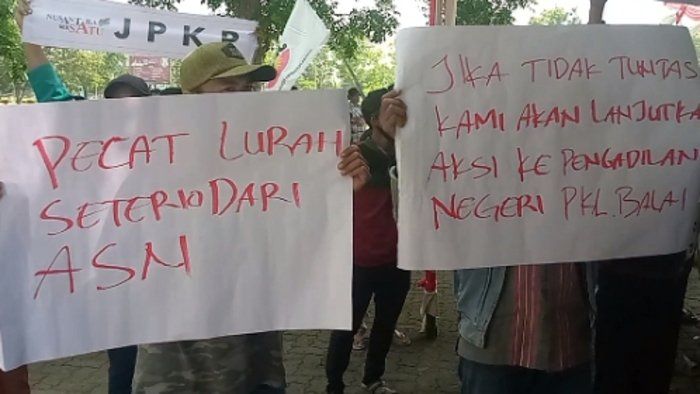 Selain Blokade Jalan Tol KapalBetung, Warga Minta Bupati Ganti Lurah Seterio
