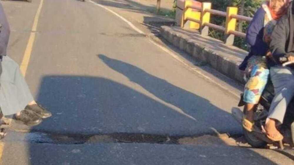 Hati-hati! Lobang Maut di Jembatan Soak Bara Banyuasin Incar Nyawa Pengendara Motor