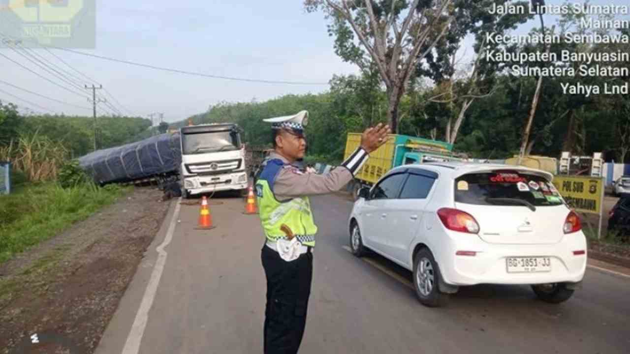 Kemacetan Parah di Jalintim Banyuasin, 17 Jam Truk Trailer Terperosok Belum Dievakuasi