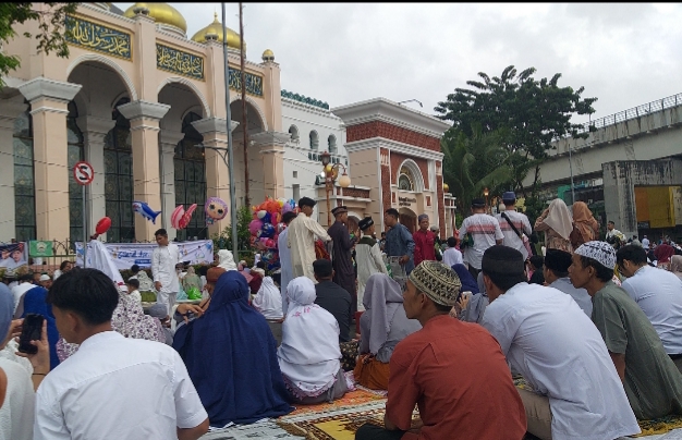 Ribuan Jamaah Padati Masjid Agung Palembang, Gubernur Sumsel Sampaikan Pesan Ini