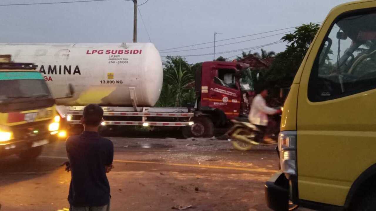 Tabrak Truk Tangki BBM, Sopir Truk Patah Kaki