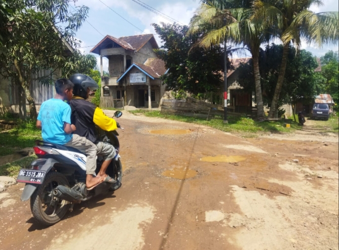 Jalan Desa di Banyuasin Ini Rusak Akibat Truk Bermuatan Kayu Balok