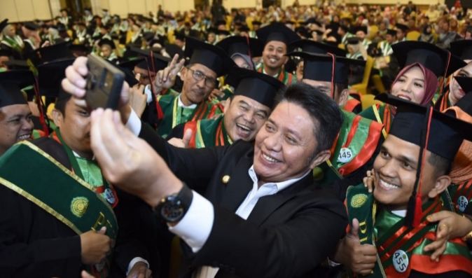 Hadiri Wisuda ke-74 UMP, Herman Deru Ajak Alumni Ikut Andil Tingkatkan IPM Sumsel