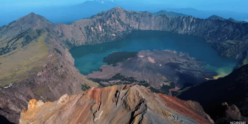 5  Gunung Indonesia yang Wajib Dikunjungi Para Pecinta Alam