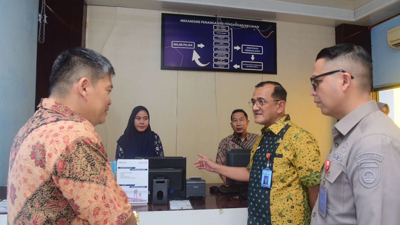 WFH, Sekda Sumsel Tinjau Pelayanan Samsat UPTB I Palembang