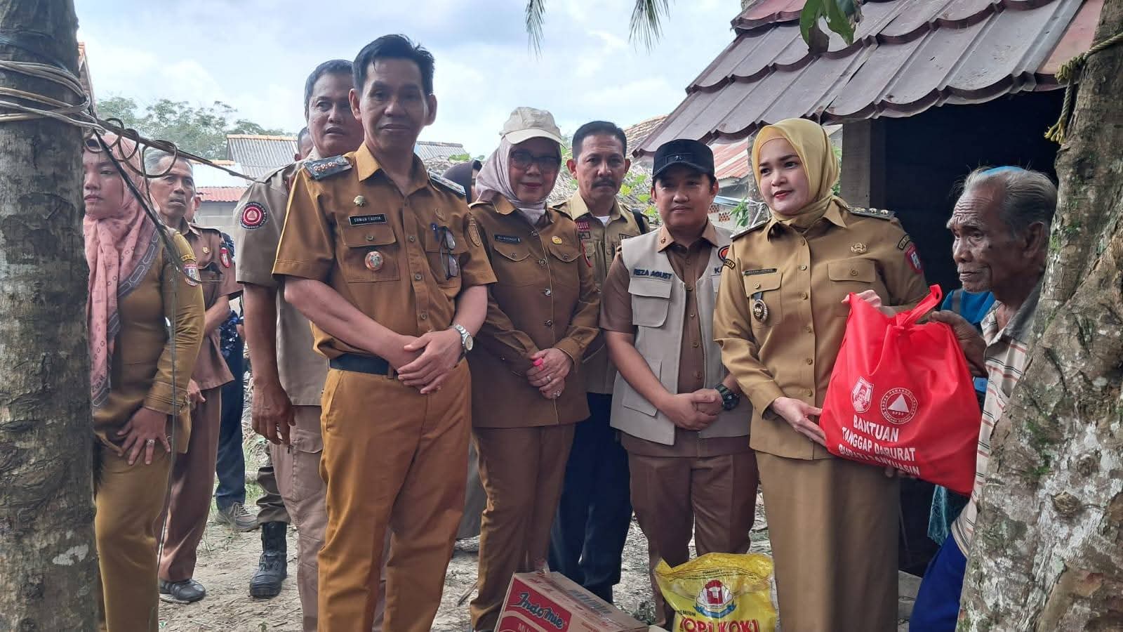 Camat Sembawa dan Wakil Bupati Banyuasin Serahkan Bantuan Tanggap Darurat untuk Korban Kebakaran di Lalang