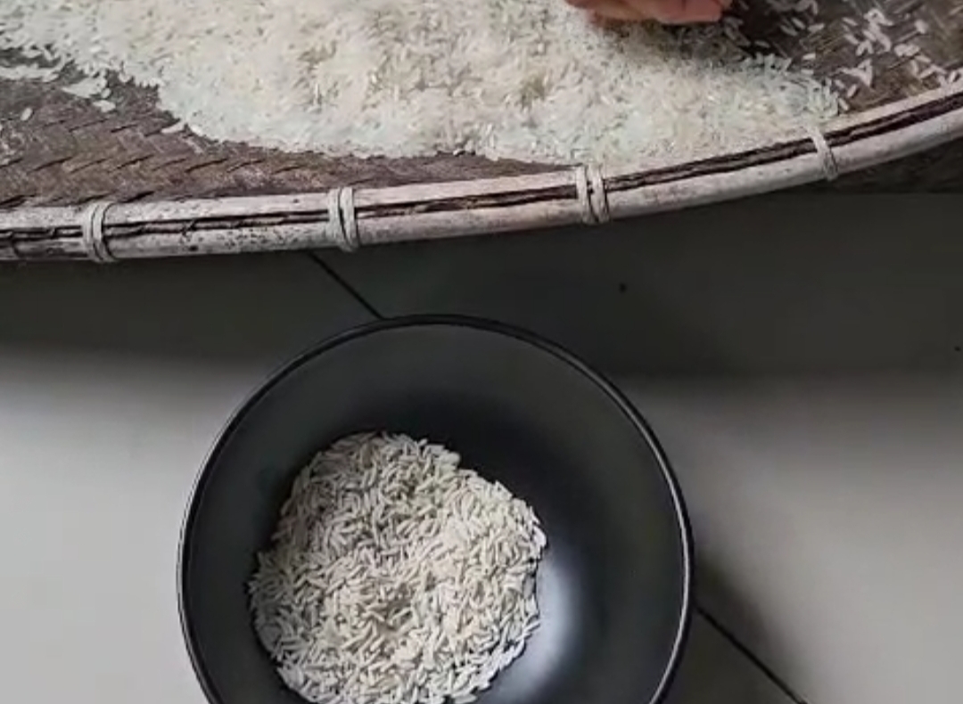 Warga Pangkalan Balai Heboh, Diduga Temukan Beras Oplosan Mirip Plastik