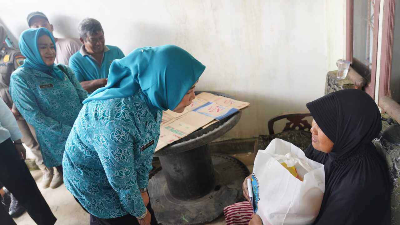 Bagikan Sembako, Feby Deru Berbagi Kebahagiaan dengan Warga Talang Kepuh