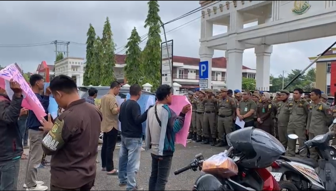 Aliansi Mahasiswa dan Pemuda Hukum Sumsel Demo Kejari Banyuasin, Laporkan Dugaan KKN di Sejumlah OPD