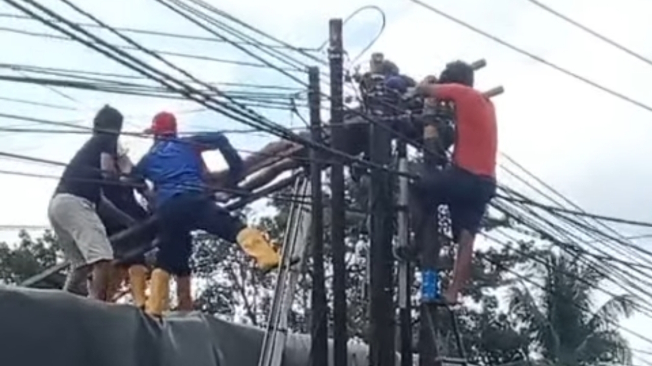 Tersengat Listrik, Pekerja Jaringan Wifi Tergantung di Tiang 1 Jam Lebih, Begini Kondisinya!