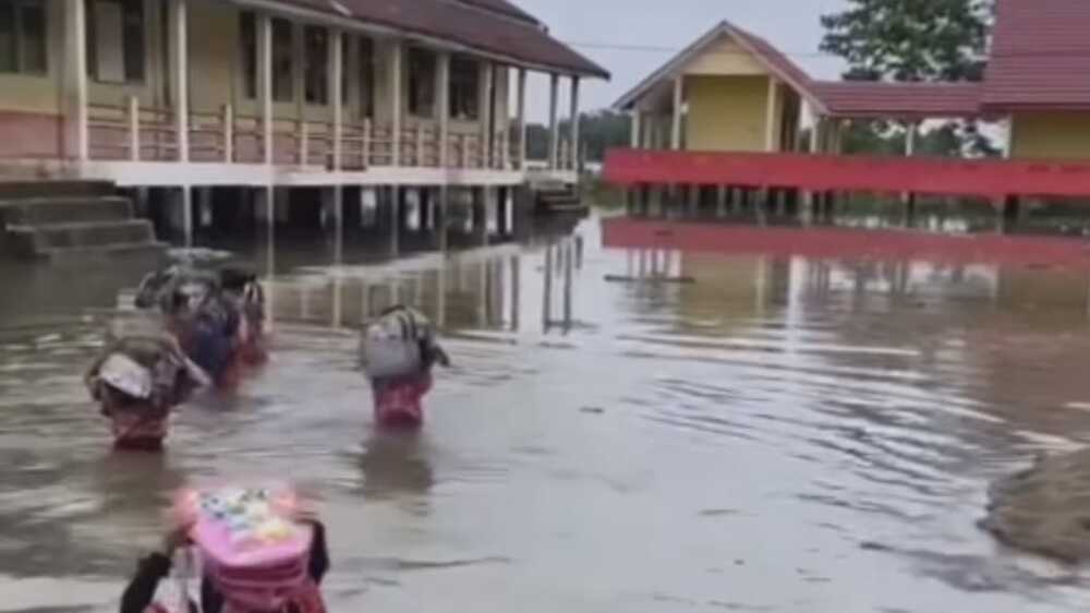 Pelajar SD di Desa Penandingan Banyuasin Terobos Banjir Demi ke Sekolah