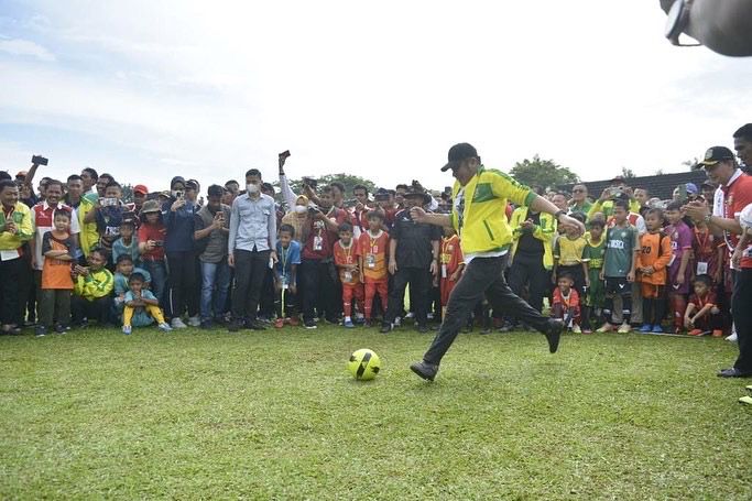 Jaring Atlet Sepak Bola Terbaik Asal Sumsel, Herman Deru Buka Resmi Festival Sepakbola Usia Dini Forsgi