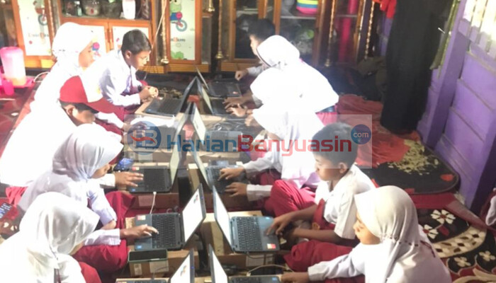 Terletak di Blank Spot, Simulasi ANBK di Sekolah di Banyuasin Ini Harus Mengungsi di Rumah Warga