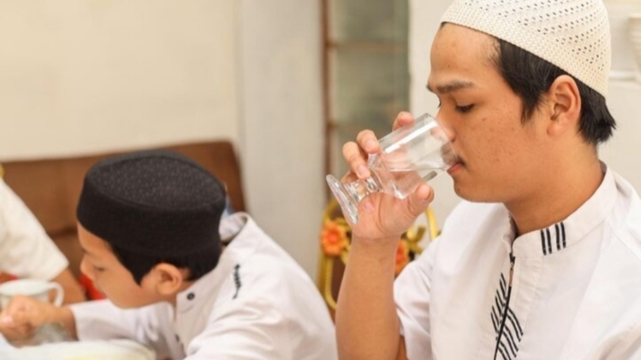 Anti Dehidrasi Saat Puasa, Terapkan 7 Tips Sederhana Ini!