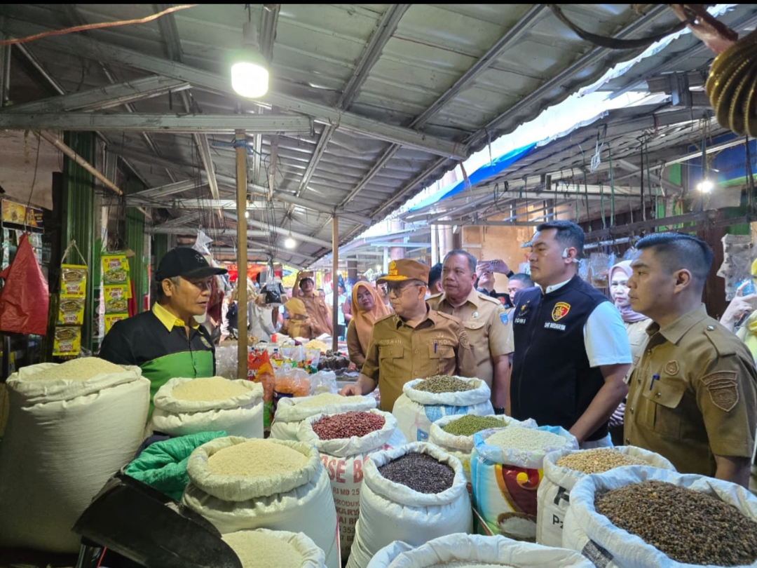 ‎Pastikan Stok Aman dan Harga Stabil, TPID OKUT Sidak Pasar
