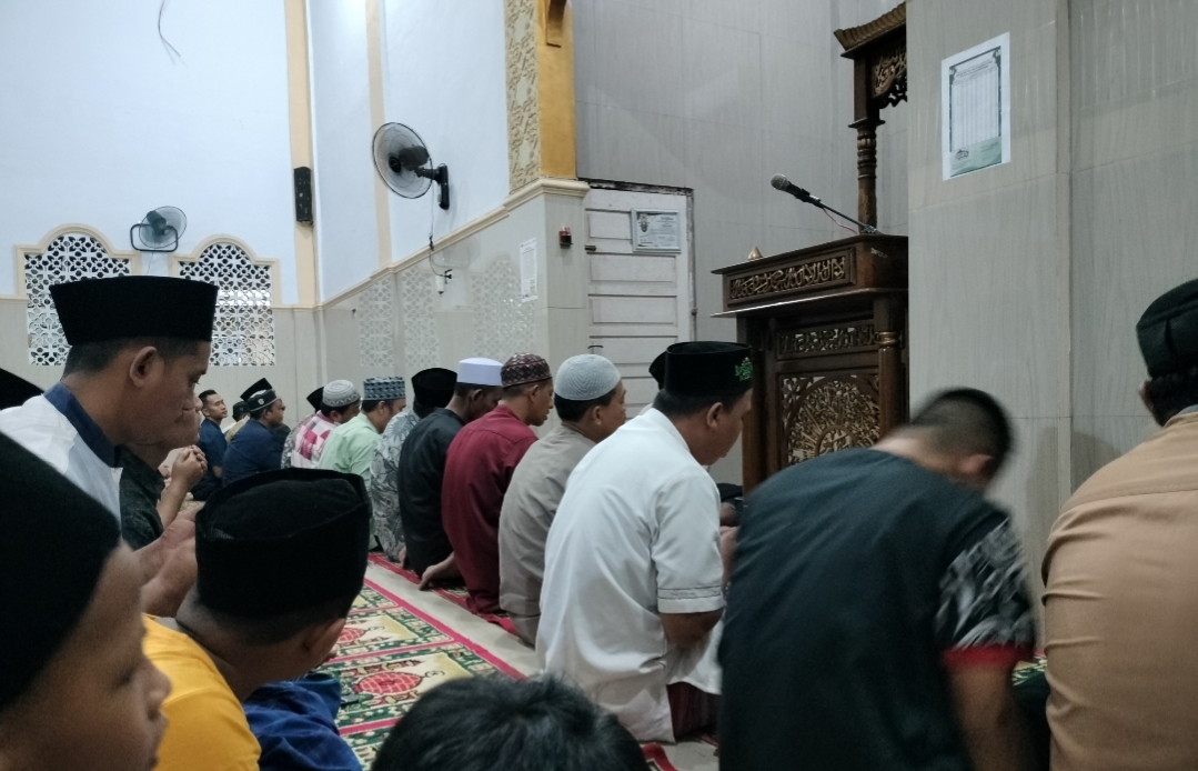 Khusyuk, Warga Villa Bukit Indah Gelar Tarawih Awal Ramadhan