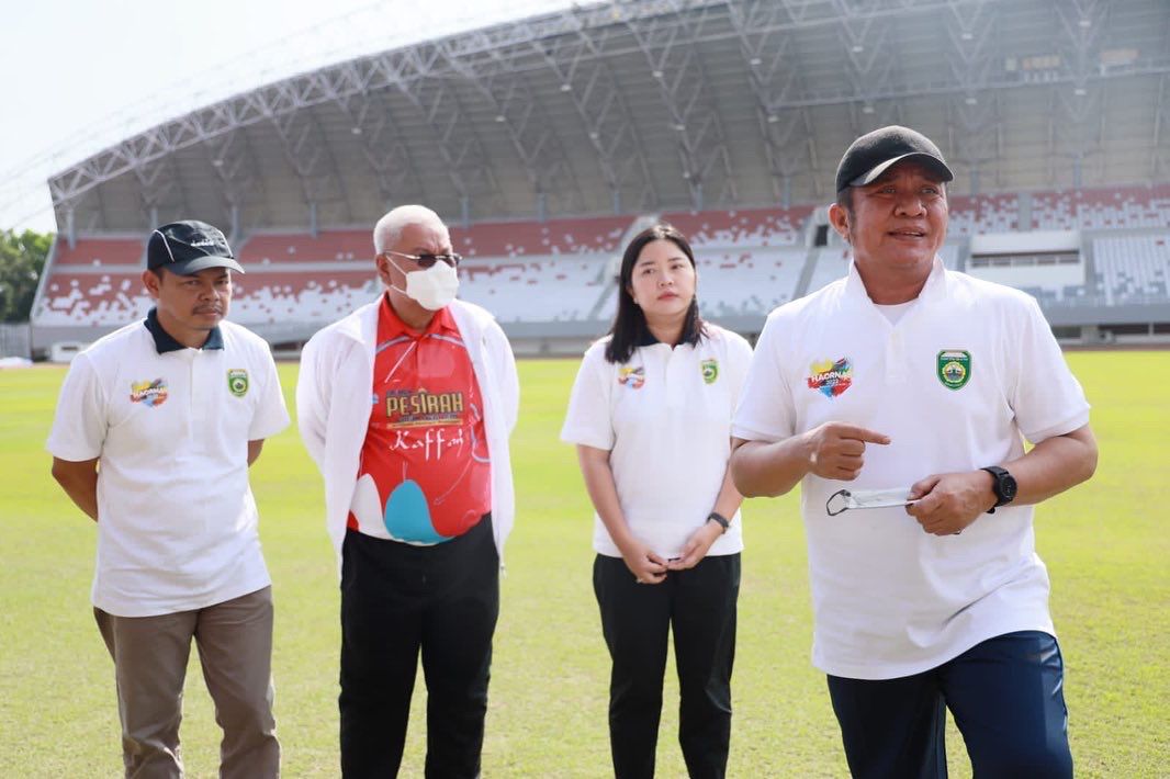 Herman Deru Tinjau Kesiapan Lapangan Stadion Gelora Sriwijaya