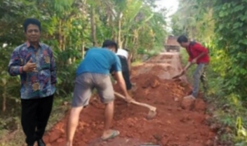 Anggota DPRD Banyuasin Sakri Perbaiki Jalan dengan Dana Pribadi, Warga Rantau Harapan Ucapan Terimakasih