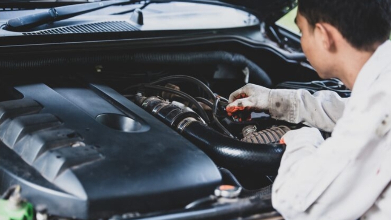 Servis Mobil Berapa Km Sekali? Ini Panduan Lengkap Biar Mesin Tetap Awet