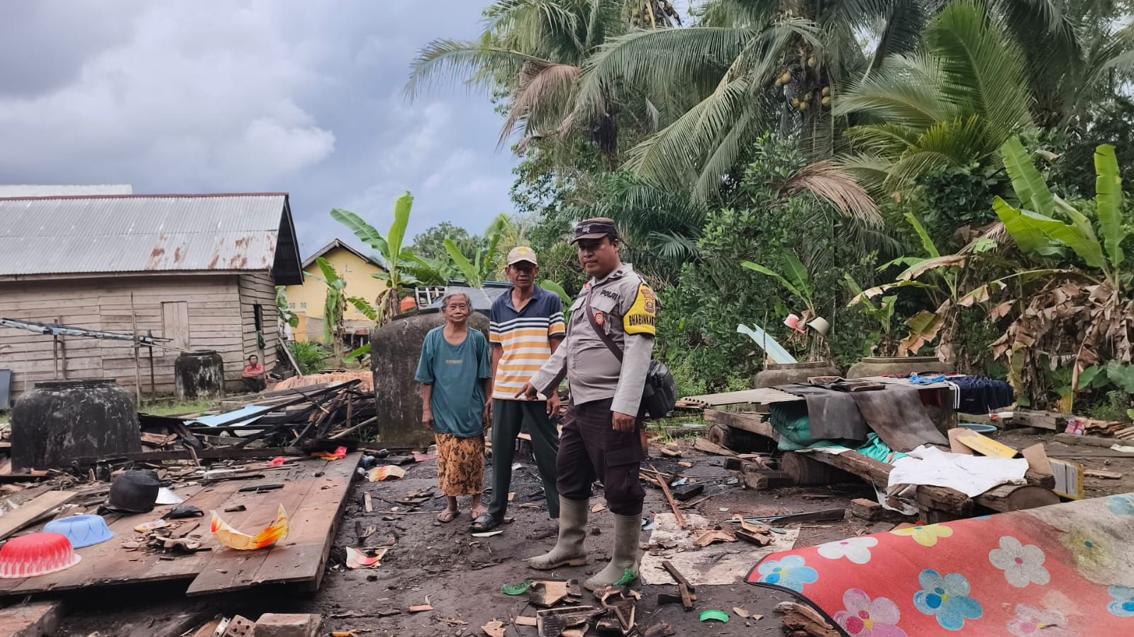 Petir Menggelegar, Puting Beliung Sapu Permukiman Margomulyo Banyuasin Saat Warga Menunggu Berbuka