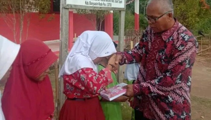 Bantuan Buku Gratis dari Bupati Banyuasin di SDN 15 Suak Tapeh Dibagikan