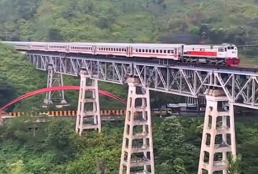 Naik Kereta Sambil Menikmati Pegunungan? Ini 5 Stasiun KA Tertinggi di Indonesia