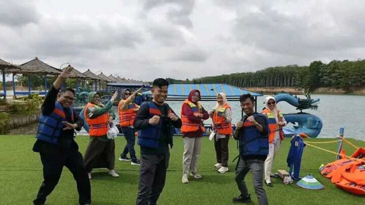 Rasa Syukur Raih Akreditasi A, Keluarga SMANTIBA Merayakannya di Danau Biru