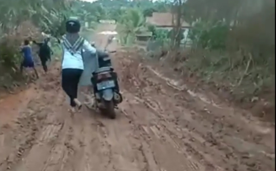 Akses Jalan Desa Lebung Banyuasin Rusak Parah, Pengendara Motor Terpaksa Lakukan Hal Ini