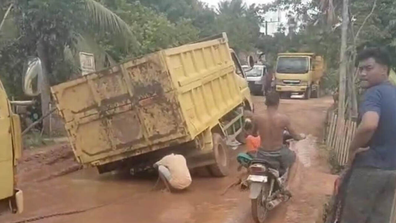 Kondisi Jalan Rusak Parah di Desa Lubuk Rengas, Warga Berharap Perhatian Pemerintah