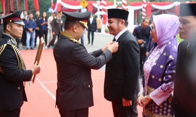 Berkontribusi Banyak Pada Polri, Gubernur Sumsel Diganjar Pin Emas dari Kapolri