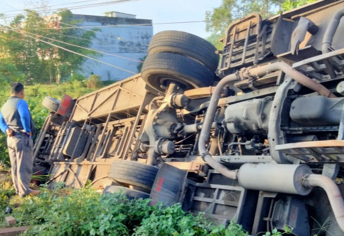 Usai Tabrak Avanza, Sopir Bus Langsung Melarikan Diri. Ini Identitas Sopir Bus