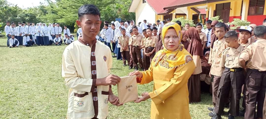 Siswa Berprestasi di SMP Negeri 5 Banyuasin III Diganjar Hadiah